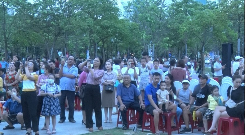 Thousands of locals and visitors flock to Quy Nhon Square to admire the hot-air balloons with their different colours, sizes, and types.