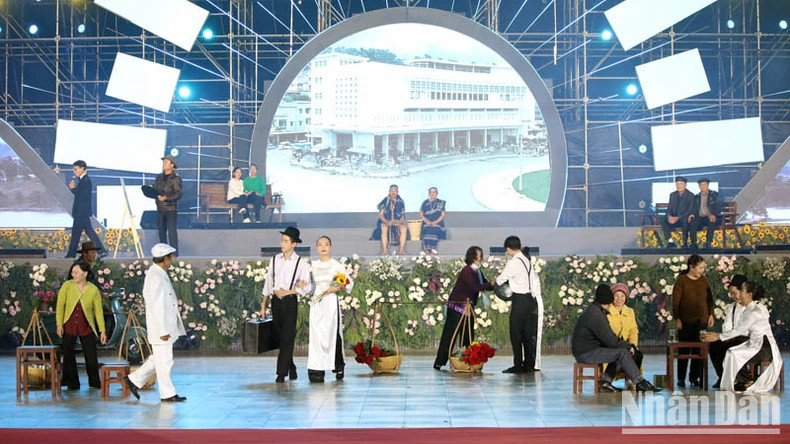 A performance on Da Lat streets.