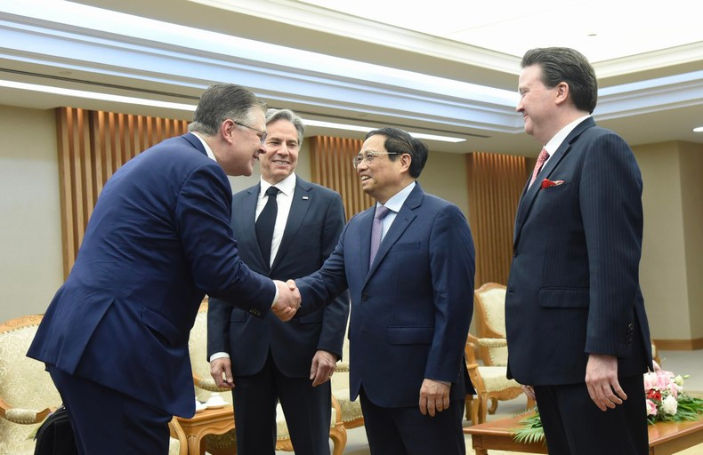 PM Pham Minh Chinh welcomes members of the delegation accompanying the US Secretary of State. PM Pham Minh Chinh welcomes members of the delegation accompanying the US Secretary of State.