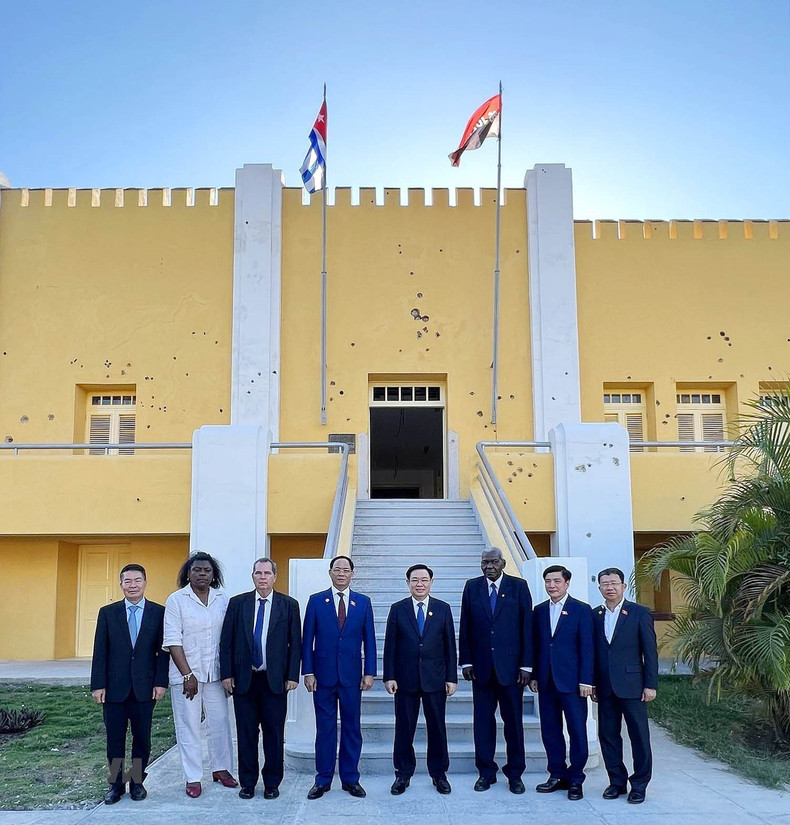 NA Chairman Vuong Dinh Hue and other delegates pose for a photo. (Photo: VNA)