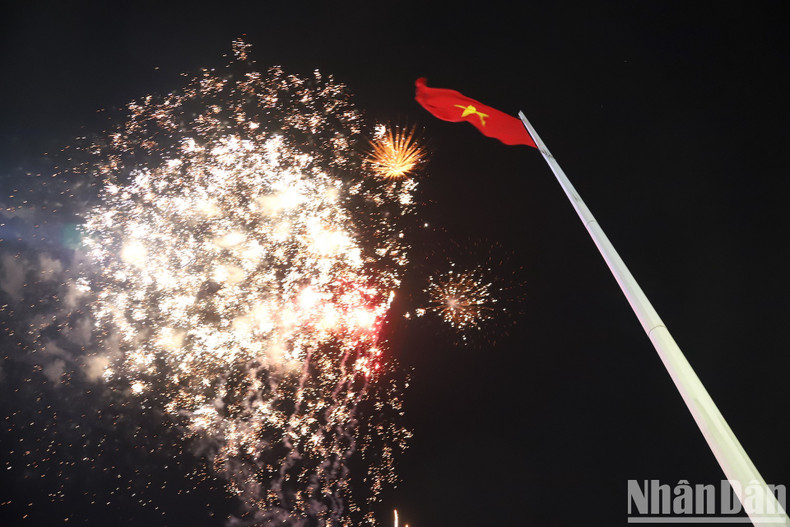 The 15-minute medium-range fireworks show creates a joyful and exhilarating atmosphere on New Year's Eve in Dak Lak. (Photo: Nguyen Cong Ly)
