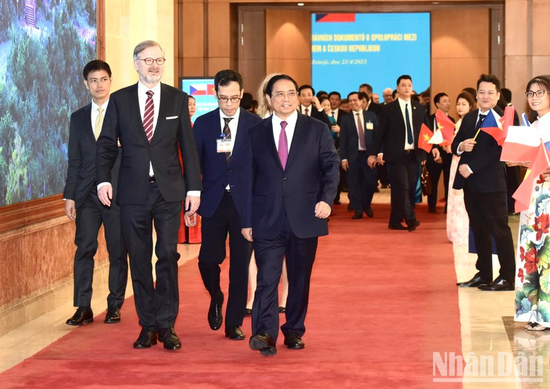 Prime Minister Pham Minh Chinh sees off Czech Prime Minister Petr Fiala.
