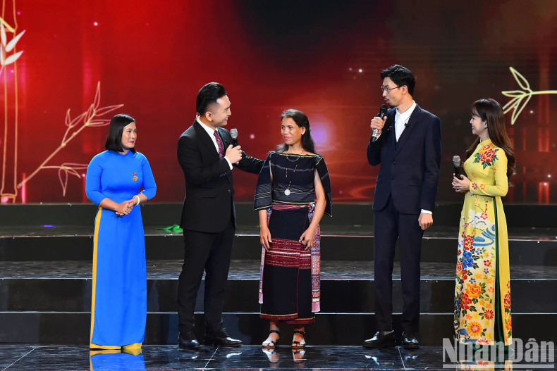 The exchange with a special student who is studying under the project “Mother’s class” — which has been implemented by the Women’s Union of Phu An Commune, Dak Po District, Gia Lai Province — and singer Den Vau.
