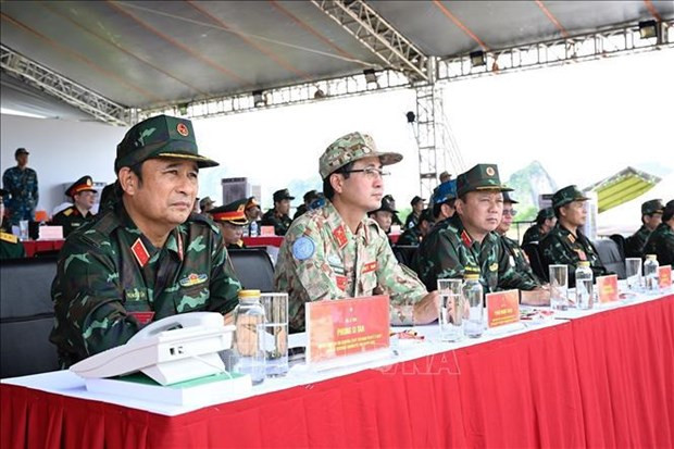 Deputy Chief of the General Staff of the Vietnam People’s Army Sen. Lieut. Gen Phung Si Tan (left) at the event. (Photo: VNA) Deputy Chief of the General Staff of the Vietnam People’s Army Sen. Lieut. Gen Phung Si Tan (left) at the event. (Photo: VNA)