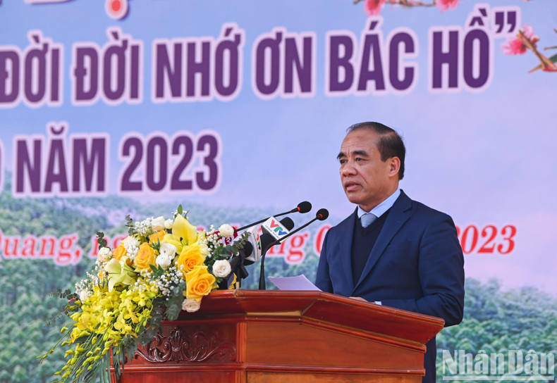 Secretary of Tuyen Quang Provincial Party Committee Chau Van Lam speaks at the ceremony.