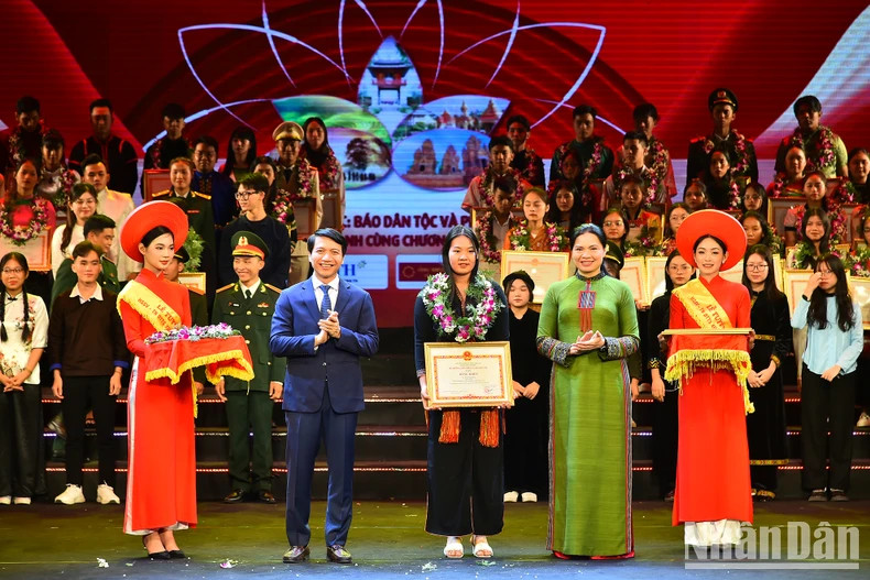 Ha Thi Nga, President of the Vietnam Women's Union (VWU), and Nguyen Ngoc Luong, Permanent Secretary of the Ho Chi Minh Communist Youth Union Central Committee and President of the Vietnam Youth Federation, present certificates of merit to outstanding ethnic minority students and youths. Ha Thi Nga, President of the Vietnam Women's Union (VWU), and Nguyen Ngoc Luong, Permanent Secretary of the Ho Chi Minh Communist Youth Union Central Committee and President of the Vietnam Youth Federation, present certificates of merit to outstanding ethnic minority students and youths.