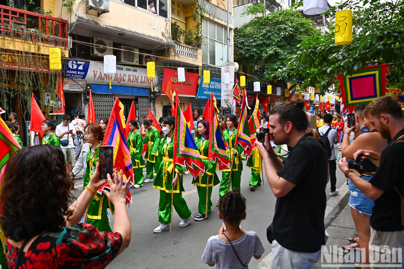 Residents and visitors admire the traditional cultural performances that are imbued with folk colours. Residents and visitors admire the traditional cultural performances that are imbued with folk colours.