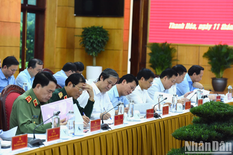 Representatives from ministries and agencies attend the working session.
