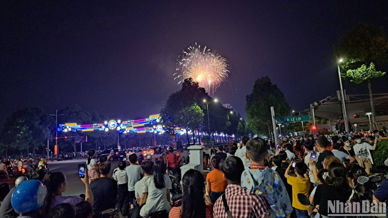 Thousands of people join various programmes to welcome New Year's Eve and enjoy the fireworks. (Photo: Trinh Binh)