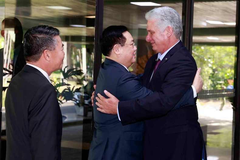 First Secretary of the Communist Party of Cuba Central Committee and President of Cuba Miguel Díaz-Canel welcomes NA Chairman Vuong Dinh Hue to the session. (Photo: DOAN TAN) First Secretary of the Communist Party of Cuba Central Committee and President of Cuba Miguel Díaz-Canel welcomes NA Chairman Vuong Dinh Hue to the session. (Photo: DOAN TAN)