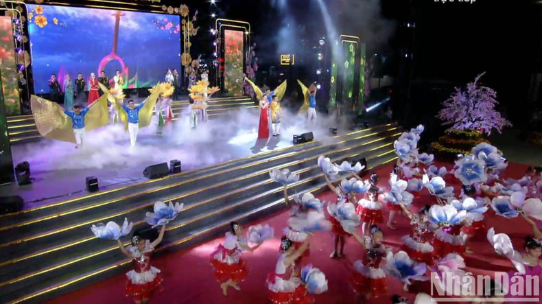 An art performance to welcome the Lunar New Year at Luu Huu Phuoc Park, Ninh Kieu District, Can Tho City. (Photo: Thanh Tam)
