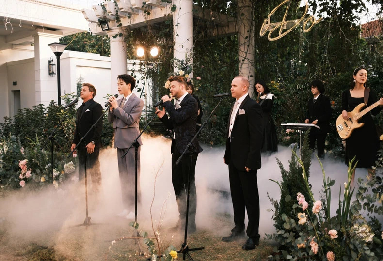 Singer Duc Phuc and Band 911 in the MV “I do” (A scene from the MV) Singer Duc Phuc and Band 911 in the MV “I do” (A scene from the MV)