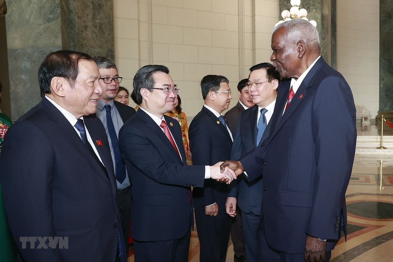 NA Chairman Vuong Dinh Hue introduces the Vietnamese delegation’s members to the Cuban NA leader. (Photo: Doan Tan/VNA)