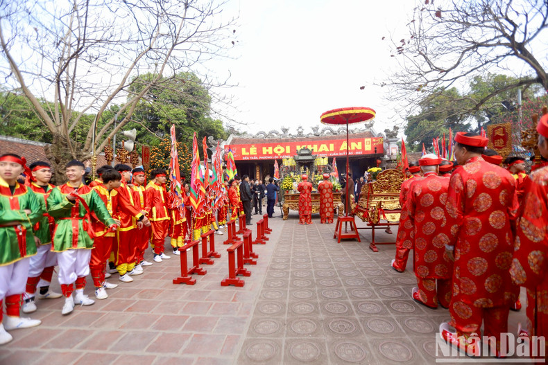 The palanquin is solemnly placed in front of a large incense burner in the courtyard of Thien Truong Temple.