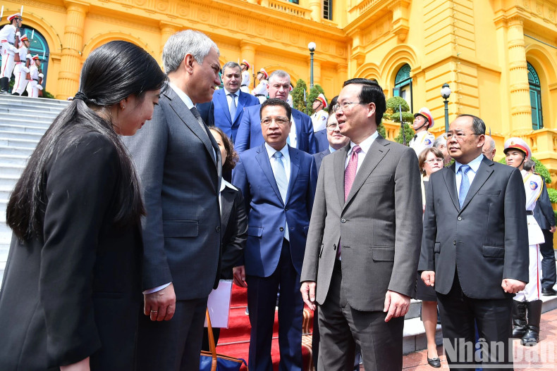 President Vo Van Thuong and Russian State Duma Chairman Vyacheslav Viktorovich Volodin discuss after the reception.