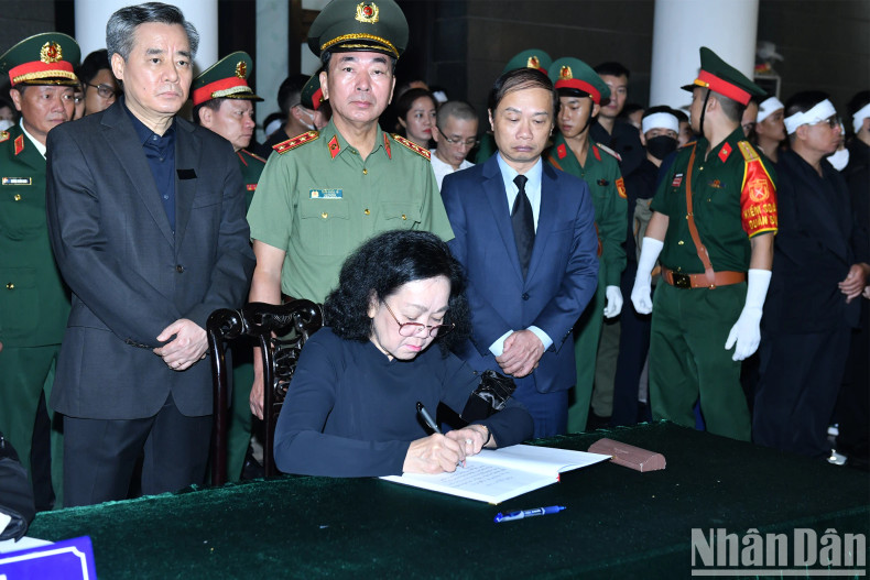 Politburo member Truong Thi Mai writes in the book of condolences. Politburo member Truong Thi Mai writes in the book of condolences.