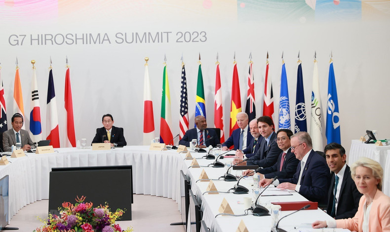 Prime Minister Pham Minh Chinh and heads of the delegations from the member countries of the G7 expanded, at the discussion on cooperation in solving multiple crises. (Photo: VNA) Prime Minister Pham Minh Chinh and heads of the delegations from the member countries of the G7 expanded, at the discussion on cooperation in solving multiple crises. (Photo: VNA)