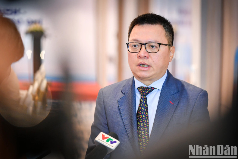 Editor-in-Chief of Nhan Dan Newspaper Le Quoc Minh responded to the press: “We need to properly understand policy communication and the difference between policy propaganda and policy communication. We need to clearly understand the role, importance and methods of the press in disseminating, spreading, and bringing promulgated policies to people from all walks of life, towards helping policies come to life. It is crucial to have great coordination between state management agencies, functional agencies and press agencies, in implementing policy communication, as well as make economic and technological solutions in improving the effectiveness of policy communication at press agencies”. Editor-in-Chief of Nhan Dan Newspaper Le Quoc Minh responded to the press: “We need to properly understand policy communication and the difference between policy propaganda and policy communication. We need to clearly understand the role, importance and methods of the press in disseminating, spreading, and bringing promulgated policies to people from all walks of life, towards helping policies come to life. It is crucial to have great coordination between state management agencies, functional agencies and press agencies, in implementing policy communication, as well as make economic and technological solutions in improving the effectiveness of policy communication at press agencies”.