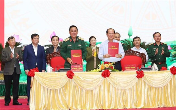 Deputy Defence Minister Sen. Lt. Gen. Vo Minh Luong (L) and Sen. Lt. Gen. Be Xuan Truong, Chairman of the Vietnam Veterans' Association, sign the coordination programme for 2023 - 2030. (Photo: VNA)
