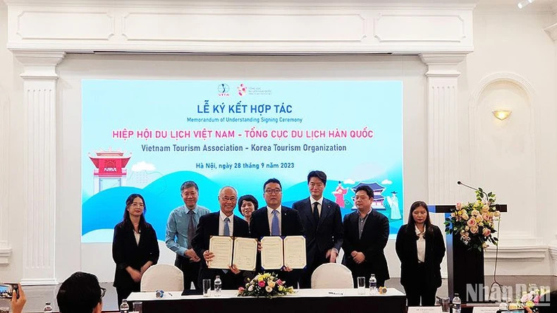 The signing ceremony of cooperation between the VITA and KTO. (Photo: T.LINH)