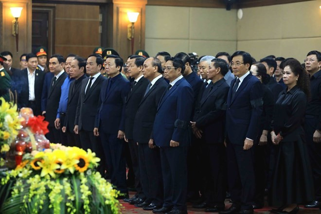 PM Pham Minh Chinh and other leaders and former leaders of the Party and State attend the memorial service for Deputy PM Le Van Thanh. (Photo: VNA) PM Pham Minh Chinh and other leaders and former leaders of the Party and State attend the memorial service for Deputy PM Le Van Thanh. (Photo: VNA)