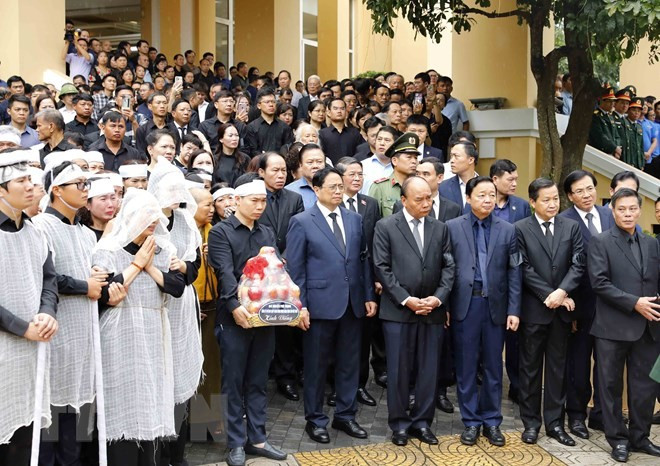 Pham Minh Chinh, leaders and former leaders of the Party and State and relatives pay respects to Deputy PM Le Van Thanh. (Photo: VNA) Pham Minh Chinh, leaders and former leaders of the Party and State and relatives pay respects to Deputy PM Le Van Thanh. (Photo: VNA)