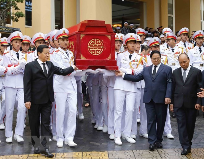 PM Pham Minh Chinh, Deputy PM Le Minh Khai and others move Deputy PM Le Van Thanh's coffin. (Photo: VNA) PM Pham Minh Chinh, Deputy PM Le Minh Khai and others move Deputy PM Le Van Thanh's coffin. (Photo: VNA)