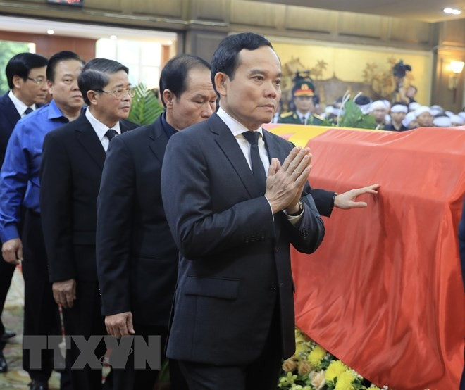 Leaders and former leaders of the Party and State pay their last respects to Deputy PM Le Van Thanh. (Photo: VNA) Leaders and former leaders of the Party and State pay their last respects to Deputy PM Le Van Thanh. (Photo: VNA)