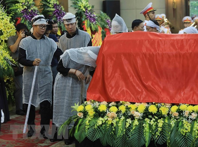 Relatives walk around the coffin of Deputy PM Le Van Thanh to pay their last respects. (Photo: VNA) Relatives walk around the coffin of Deputy PM Le Van Thanh to pay their last respects. (Photo: VNA)