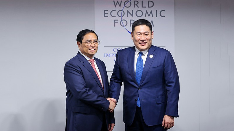 PM Pham Minh Chinh (left) and Mongolian PM Oyun-Erdene Luvsannamsrai. (Photo: Nhat Bac)
