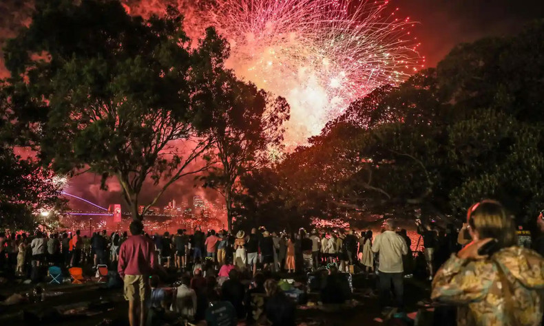 People attentively admire the brilliant fireworks in Sydney. (Photo: Getty Images)