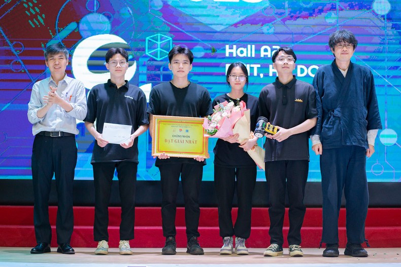 The first prize winners receive awards.