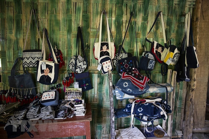 Handmade souvenirs made from brocade fabric are sold at homestays in Sung Village. (Photo: Trong Dat/VNA) Handmade souvenirs made from brocade fabric are sold at homestays in Sung Village. (Photo: Trong Dat/VNA)