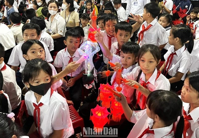 Local children enjoy the Mid-Autumn Festival.