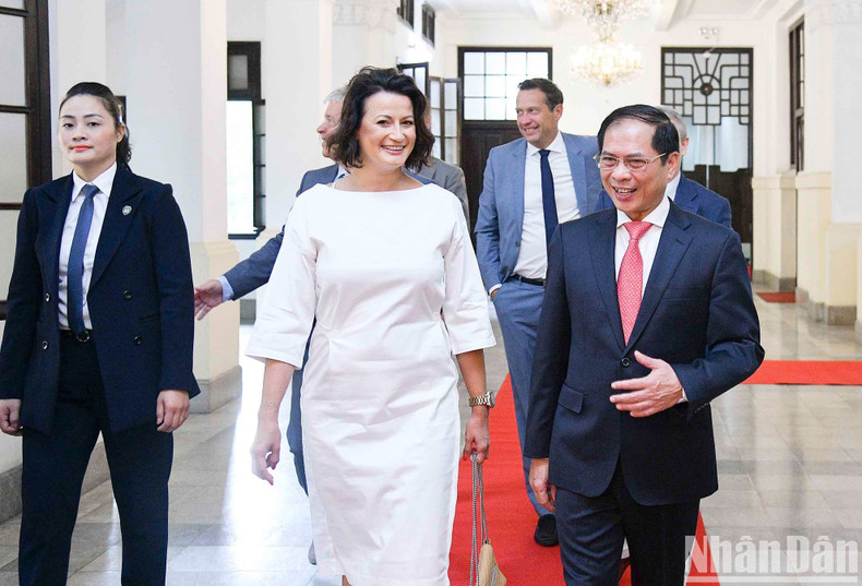 Earlier, President of the Belgian Senate Stephanie D'Hose meets with Foreign Minister Bui Thanh Son, at the Headquarters of the Ministry of Foreign Affairs.
