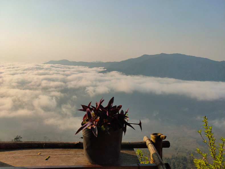 At nearly 8 am, in a corner, the clouds are gradually dissipating.