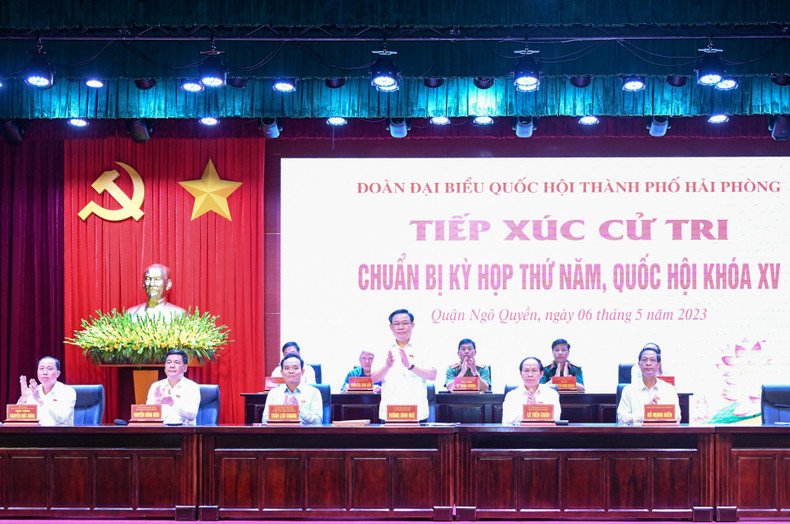 NA Chairman Vuong Dinh Hue and NA deputies of Hai Phong City attend the meeting. NA Chairman Vuong Dinh Hue and NA deputies of Hai Phong City attend the meeting.