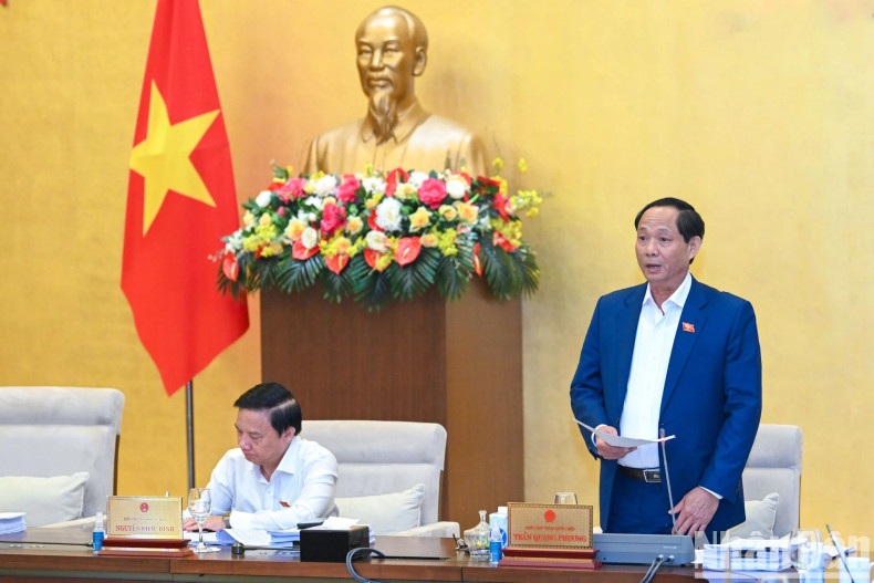 NA Vice Chairman Tran Quang Phuong moderates the discussion to give opinions on the report on the handling of voters’ opinions and recommendations.