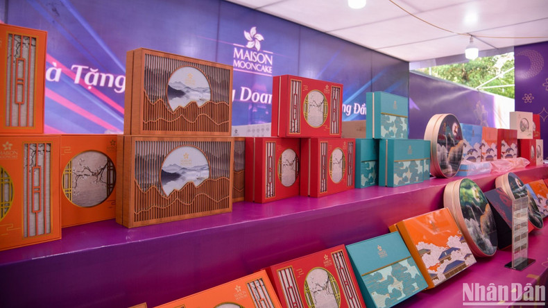 According to a kiosk’s owner, people's demand for mooncakes has been increasing day by day. This year, mooncakes have more new designs and flavours than last year, making it easier for buyers to choose cakes.