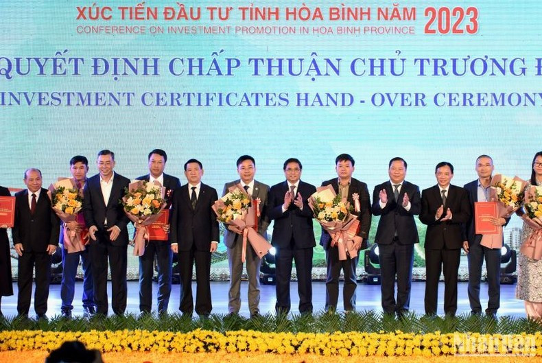 PM Pham Minh Chinh witnesses the ceremony to grant investment certificates between the locality and investors. PM Pham Minh Chinh witnesses the ceremony to grant investment certificates between the locality and investors.