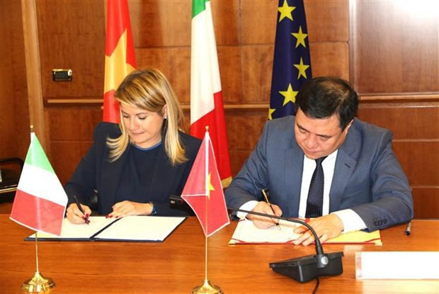 Vietnamese Deputy Minister of Industry and Trade Nguyen Sinh Nhat Tan and Italian Undersecretary of State for Foreign Affairs and International Cooperation Maria Tripodi sign the meeting minutes. (Photo: VNA) Vietnamese Deputy Minister of Industry and Trade Nguyen Sinh Nhat Tan and Italian Undersecretary of State for Foreign Affairs and International Cooperation Maria Tripodi sign the meeting minutes. (Photo: VNA)