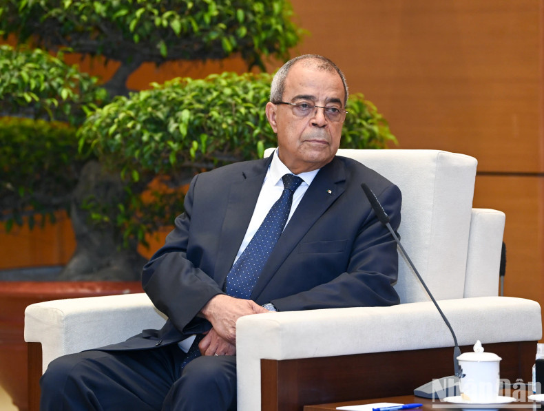 Algerian Minister of Industry and Pharmaceutical and Chairman of the Algeria-Vietnam Inter-governmental Committee Production Ali Aoun speaks at the reception.