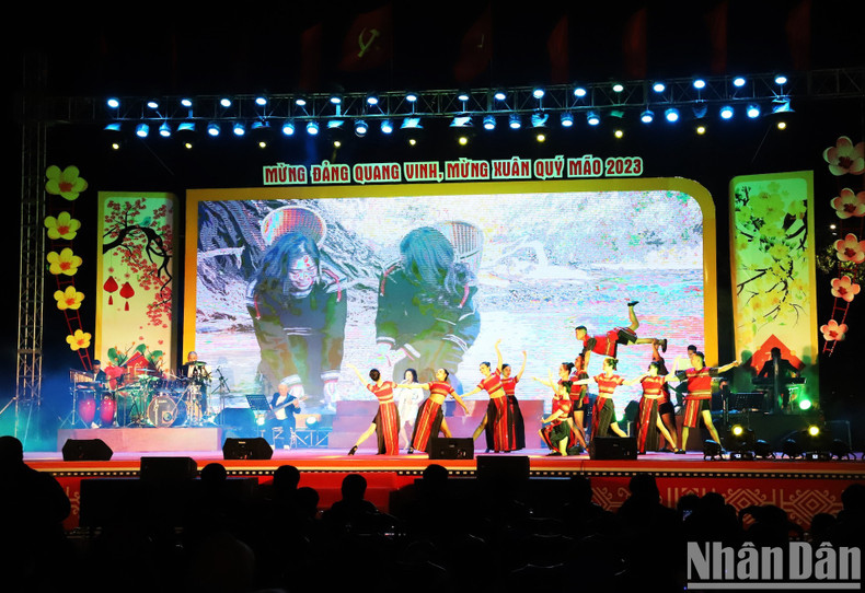 A performance in an art programme celebrating the glorious Party and the Lunar New Year 2023. on New Year's Eve in Buon Ma Thuot City. (Photo: Nguyen Cong Ly)