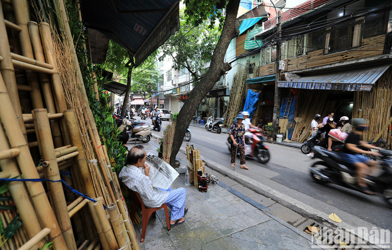 It is not difficult to see the image of people living in the Old Quarter leisurely strolling or sitting in front of the house, reading newspapers and watching people passing by. This is also the habit and cultural lifestyle of the citizens in Hanoi’s Old Quarter. It is not difficult to see the image of people living in the Old Quarter leisurely strolling or sitting in front of the house, reading newspapers and watching people passing by. This is also the habit and cultural lifestyle of the citizens in Hanoi’s Old Quarter.