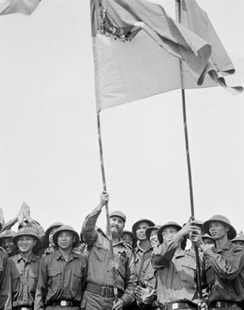 At Peak 241, Cuban President Fidel Castro held the traditional flag of the 304th Division in both hands and chanted: “Comrades, take this flag to liberate the South”. (File Photo)