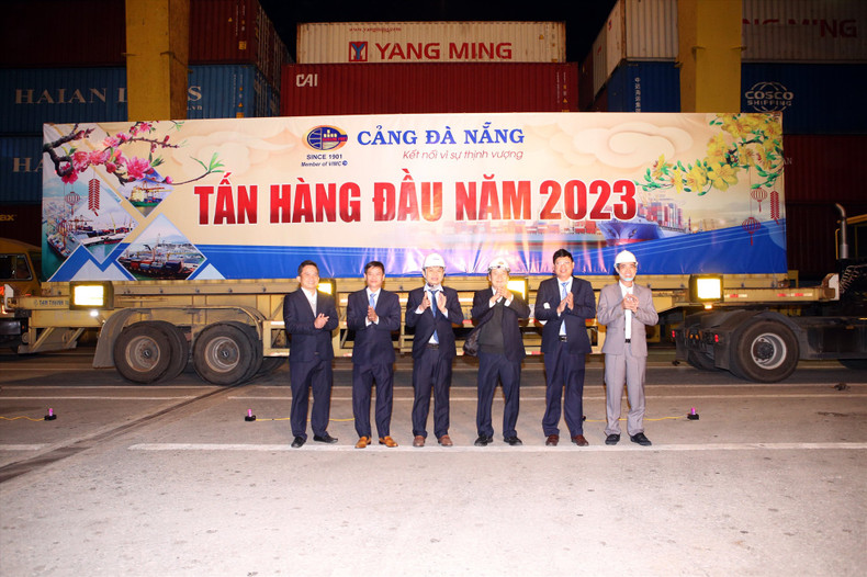 The first tonne of cargo at Tien Sa port (Photo: laodong.vn)