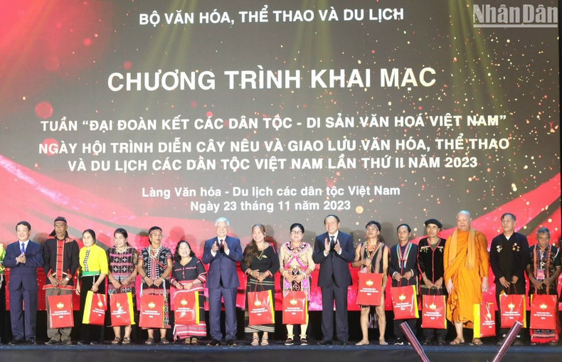 President of the VFF Central Committee Do Van Chien presents gifts to people attending the event. (Photo: NDO)