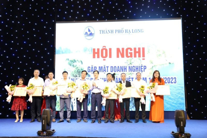 Vu Quyet Tien, Member of the Quang Ninh Provincial Party Standing Committee and Secretary of Ha Long City Party Committee, awarded certificates of merit to businesses under the City Business Association that have attained outstanding achievements in production and business in 2023.