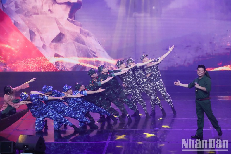 The programme is considered a bridge connecting agencies, units, businesses and individuals with the relatives of officials and soldiers in remote seas and islands.