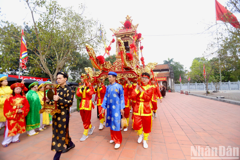 The procession of the Ngoc Lo palanquin was held on the morning of January 11 after two years of hiatus due to the COVID-19 pandemic. Hundreds of people joined the procession from Thuong (Thien Truong) Temple to Pho Minh Pagoda.